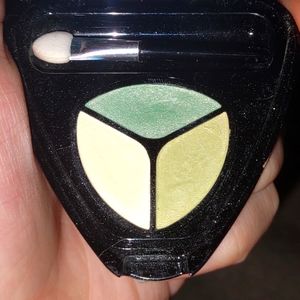 3 shades of green eyeshadow